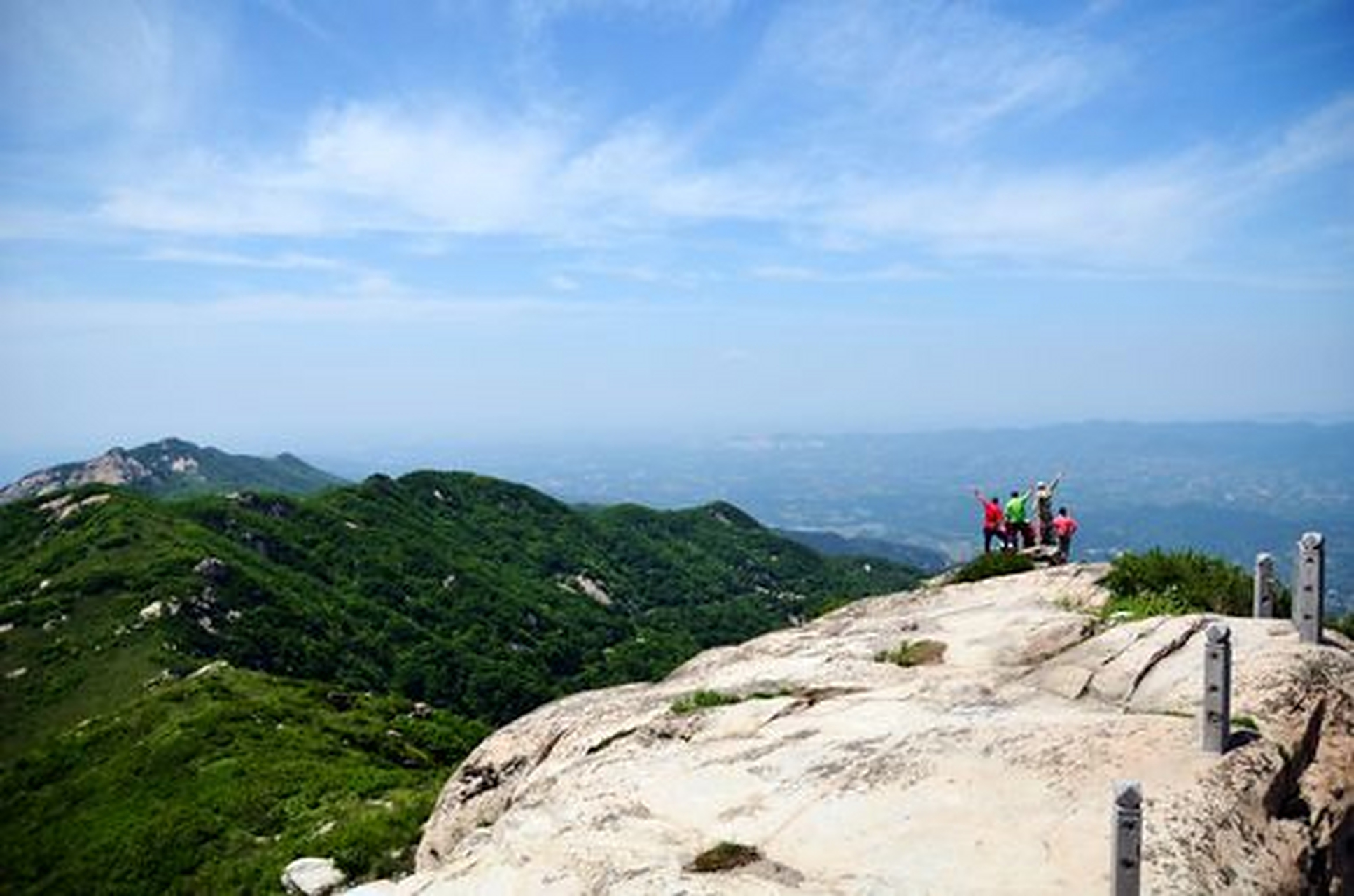 桐柏山位于淮河的源头,属于大别山山脉的一部分,被誉为"比华山之险,与