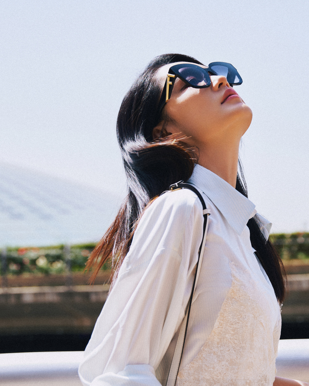 李沁机场街拍,出发前往巴黎高定时装周看秀,简约的白色束腰衬衫裙搭配