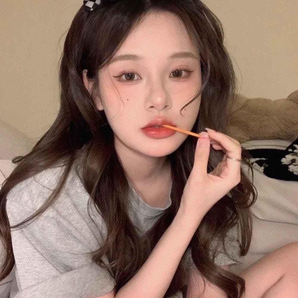 像太阳下山,电线杆上的灯和月微微发亮,我对你的喜欢,是一种温柔的