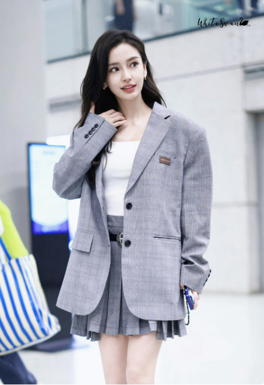 angelababy在机场被拍到,穿着一身灰色西装裙,简单又时尚,散发着优雅