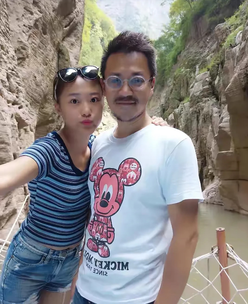 2009年,王学兵与孙宁结婚,婚礼花销由孙宁负担,而礼金被王学兵家人以"