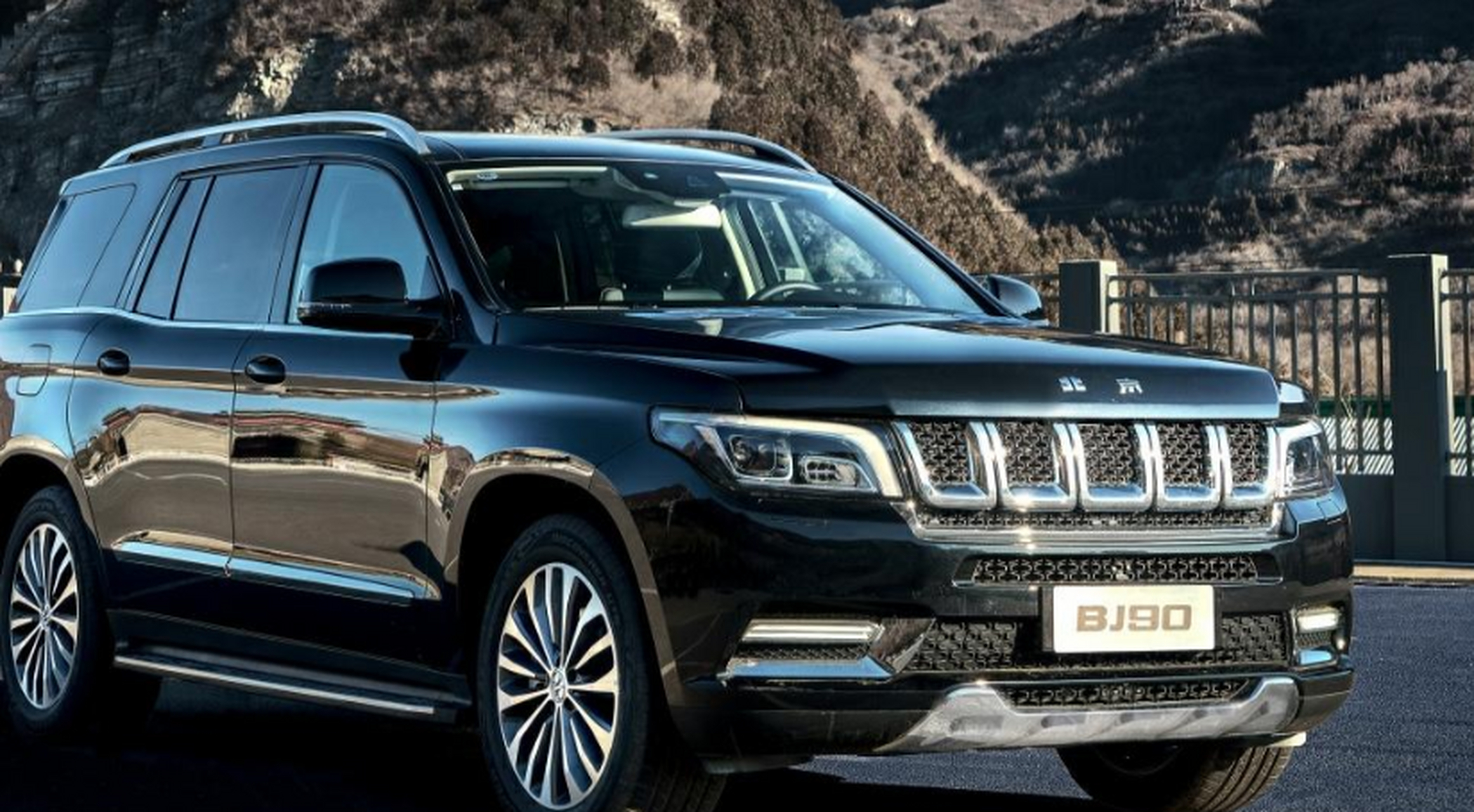 作为北京越野家族体格最大,级别最高的suv车型,bj90定位于全尺寸大型