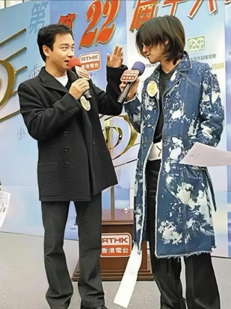 十几年前,张国荣和谢霆锋在一场活动中的同框照.