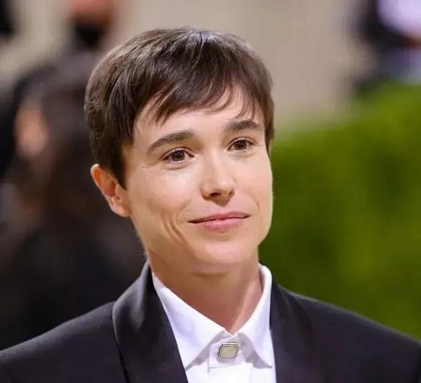 gif创作人# 艾略特·佩吉变性后略显尴尬,155cm的身高下小小的身躯