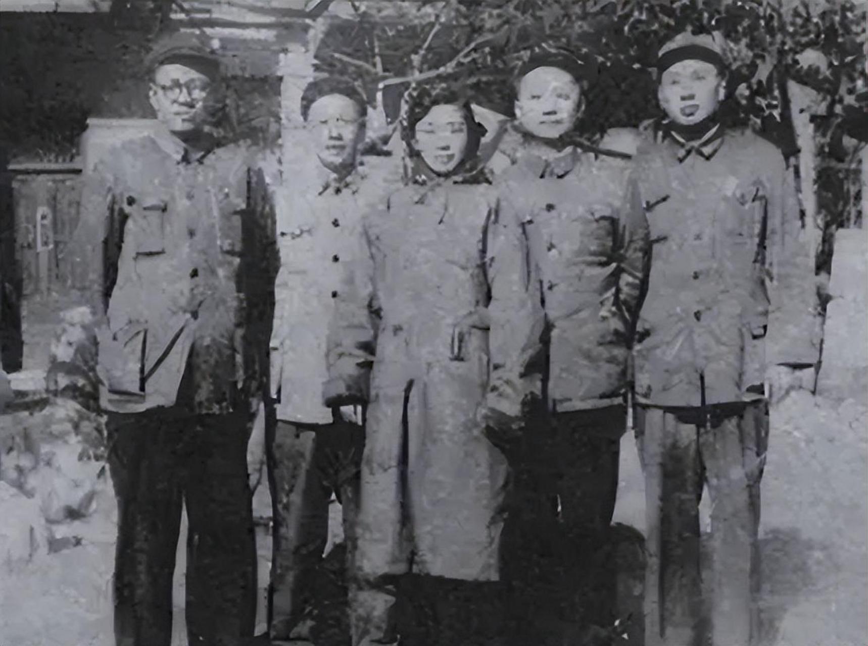 48年周佛海去世,其子向母亲提出要求:要在父亲灵堂前举办婚礼.