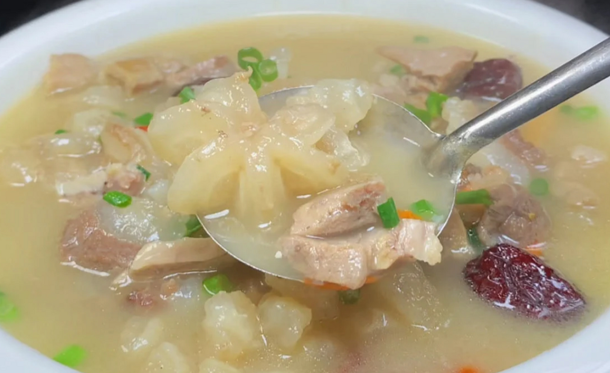 张女士最近发现母亲总是偷偷的煲牛鞭汤,味道特别的香,这天回家特别饿