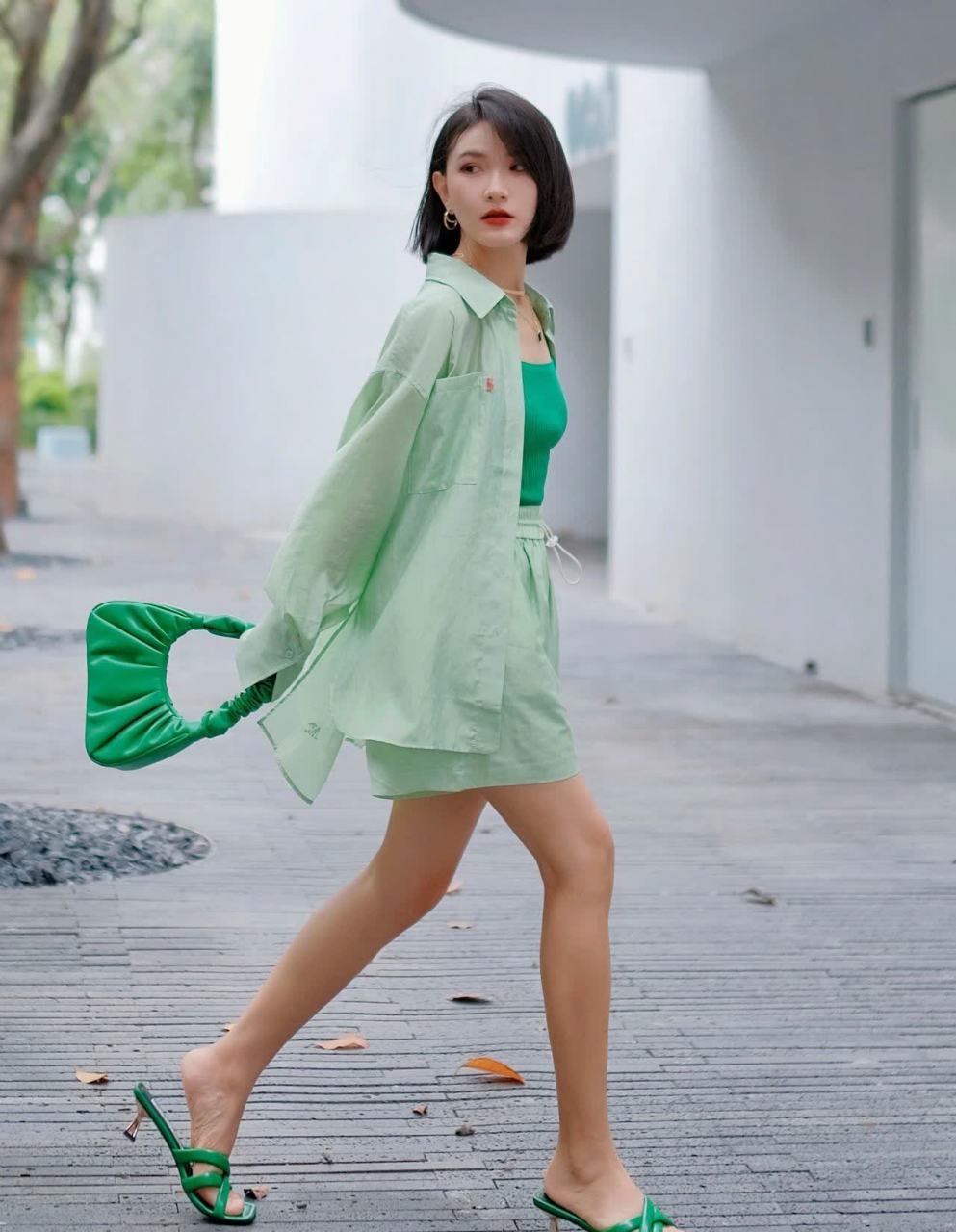 绿姑娘又上线了   整个上身深浅不一的绿色不单调   浅绿色衬衫