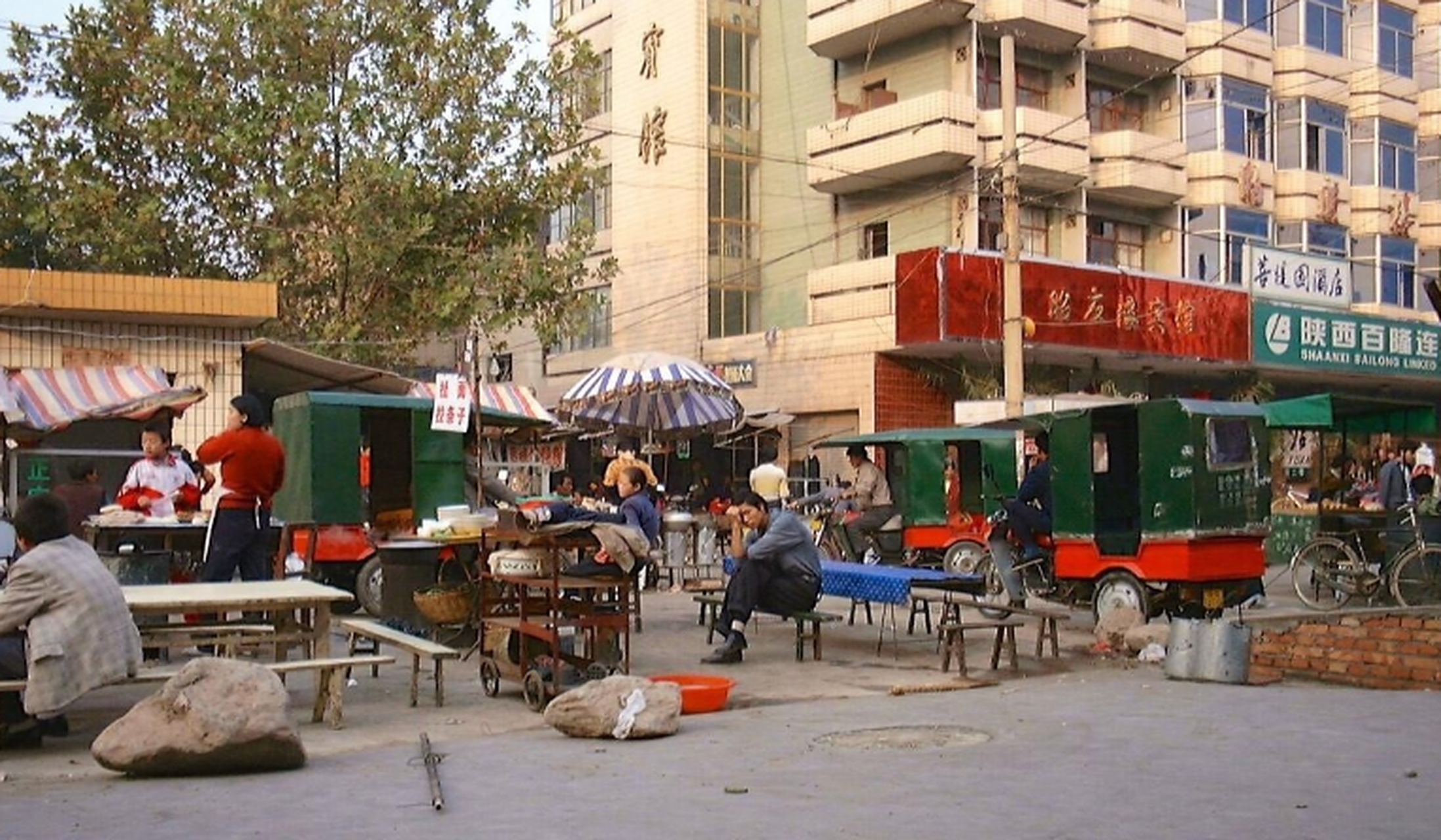 1999年的西安,街道上随处可见的小吃摊,那时的城市管理没有那么严厉