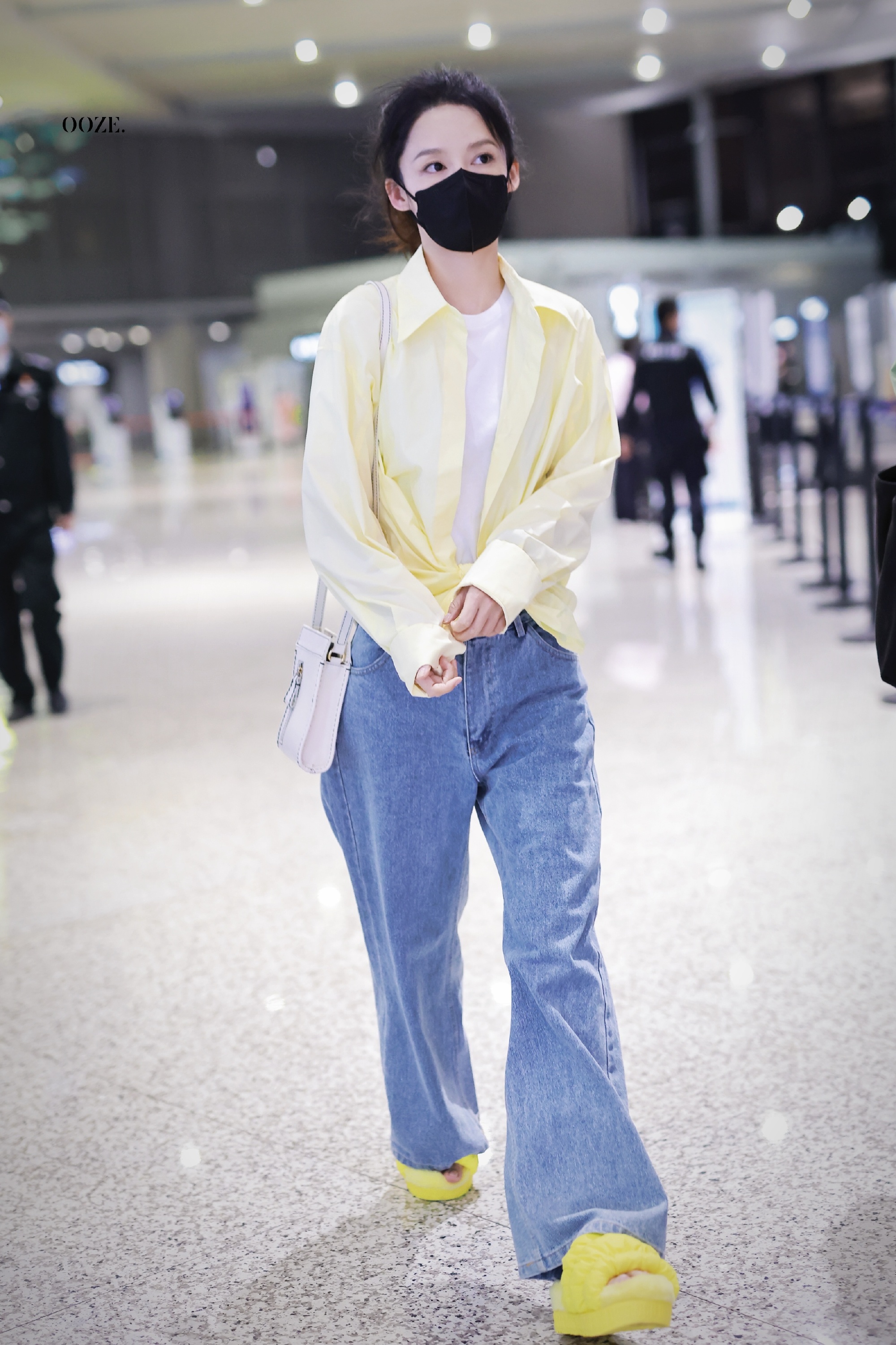 李沁机场街拍,鹅黄色的衬衫搭配阔腿牛仔裤,干练与休闲兼具,简约好看