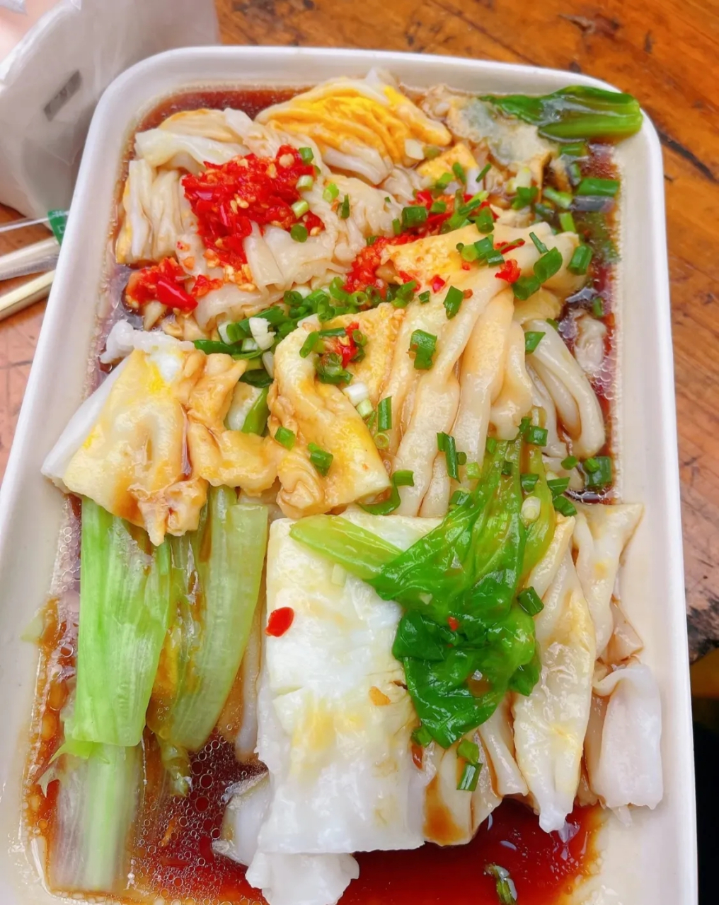 在广东打工早餐最喜欢吃的就是肠粉,  4元一份,肉沫鸡蛋味的.