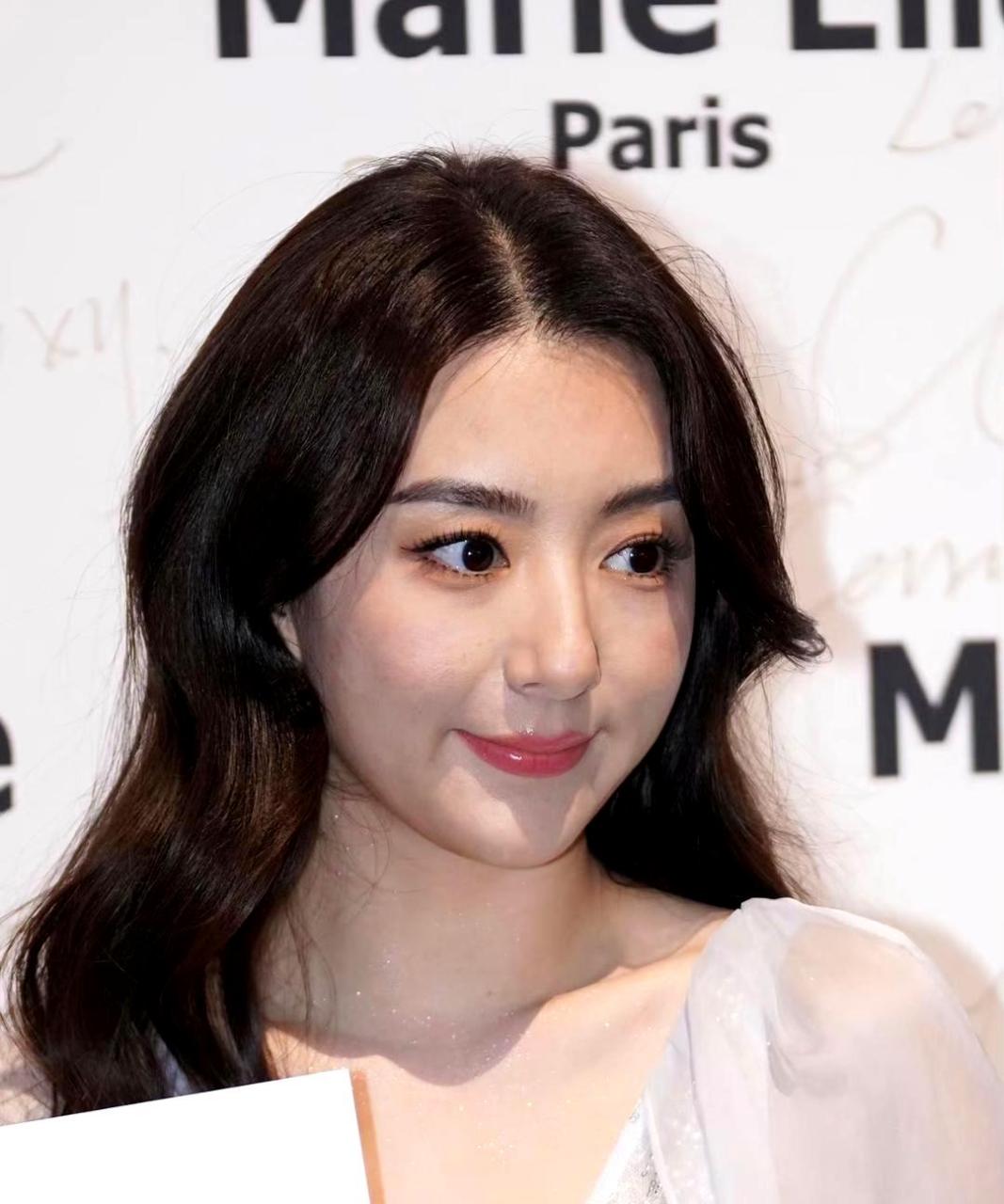 方媛的高清照片展现出她完美无瑕的面容,年轻真是太好了!