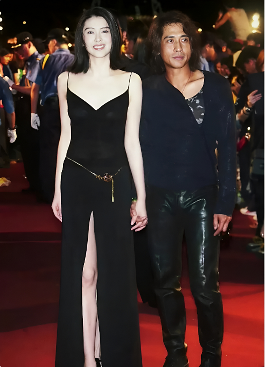 不过,那个时候的齐秦穿着皮衣皮裤,有些不太正式!