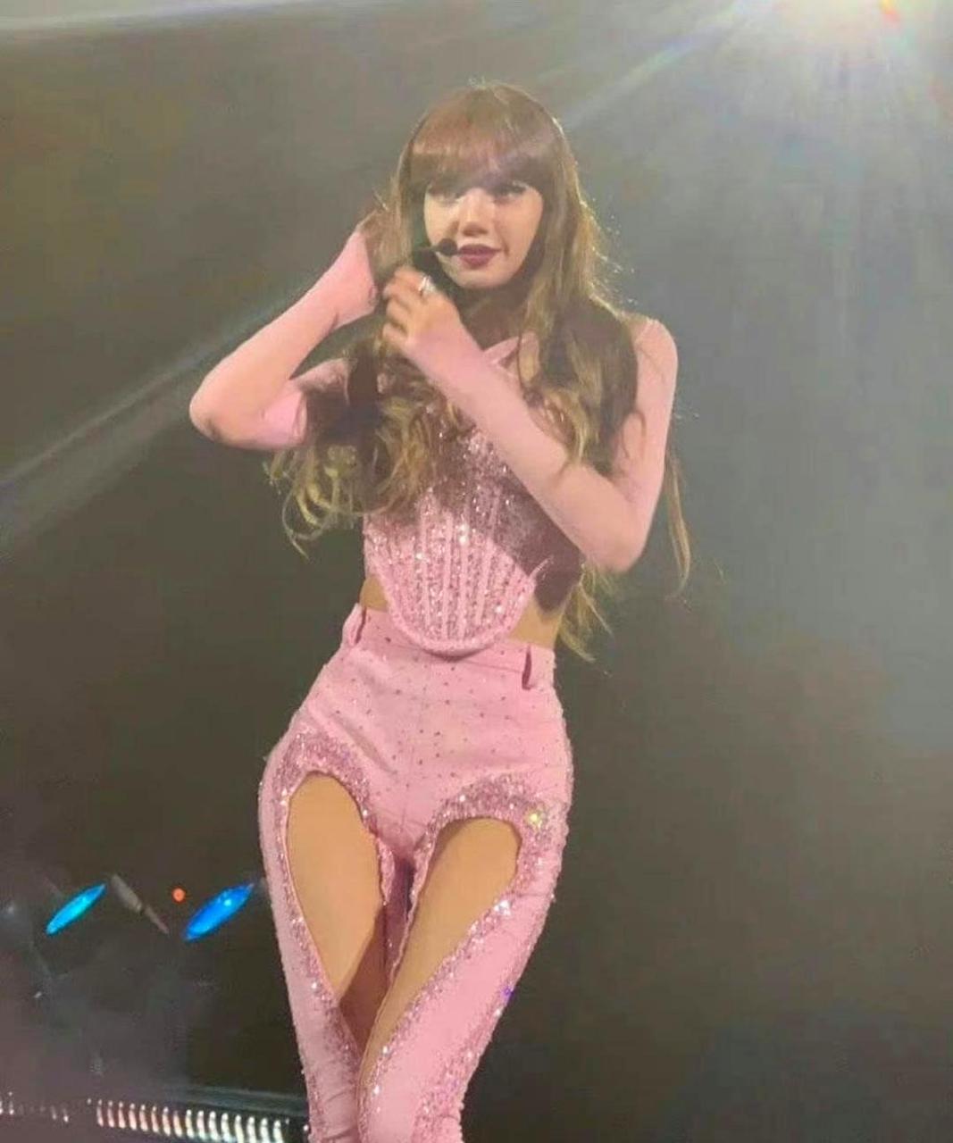 说实话,lisa的粉色爱心裤子好看吗?