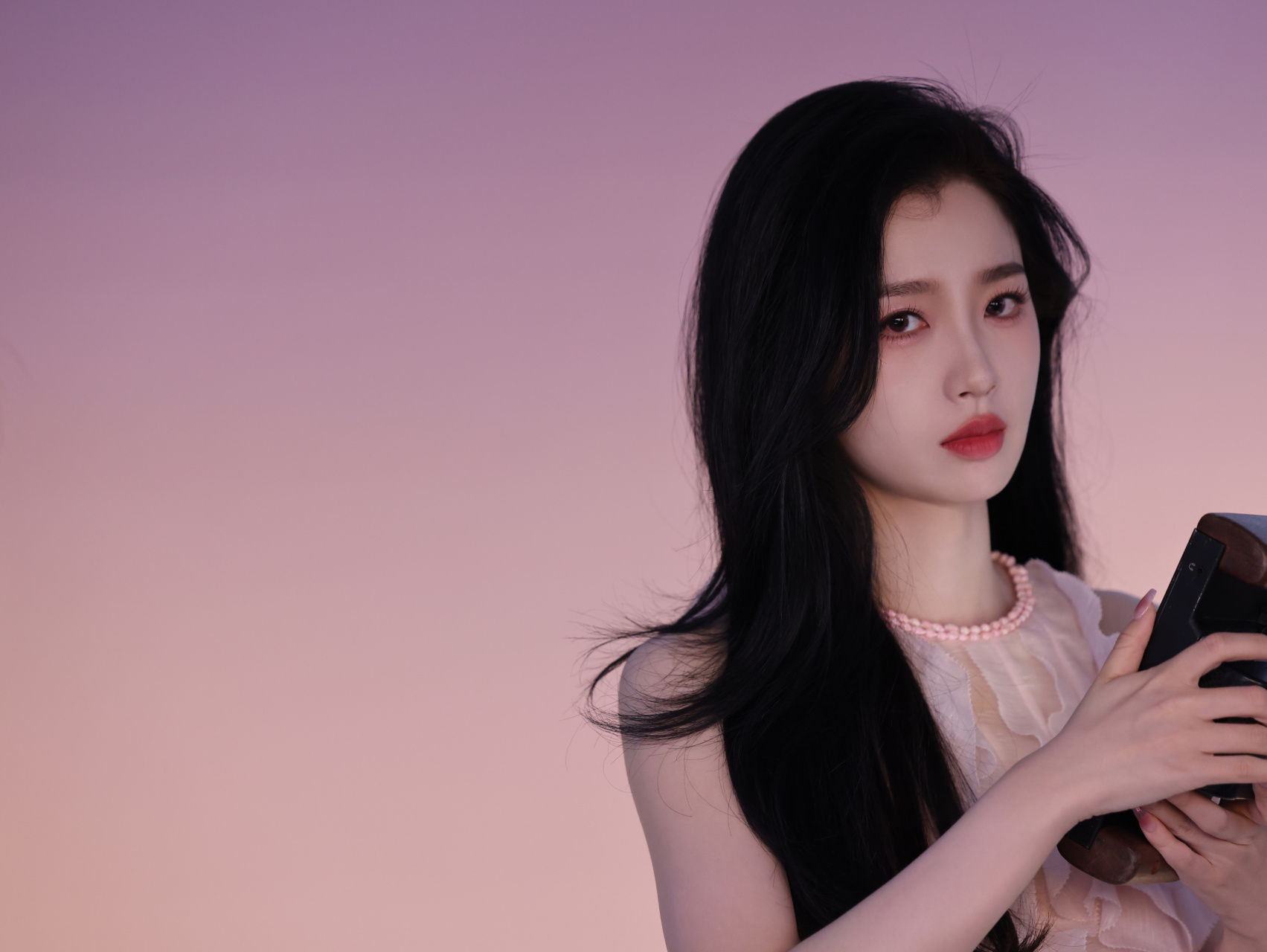 虞书欣最近照片性感又魅惑,粉色编花裙也掩盖不住姣好身材