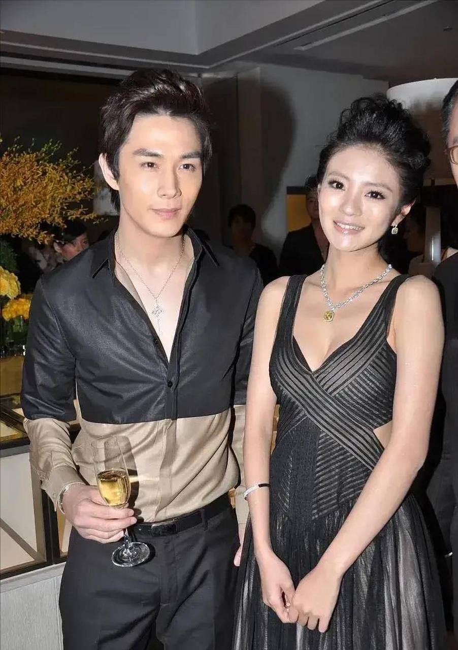 不得不承认,李承铉挑女朋友的眼光真不错,前女友安以轩,现任戚薇,身材