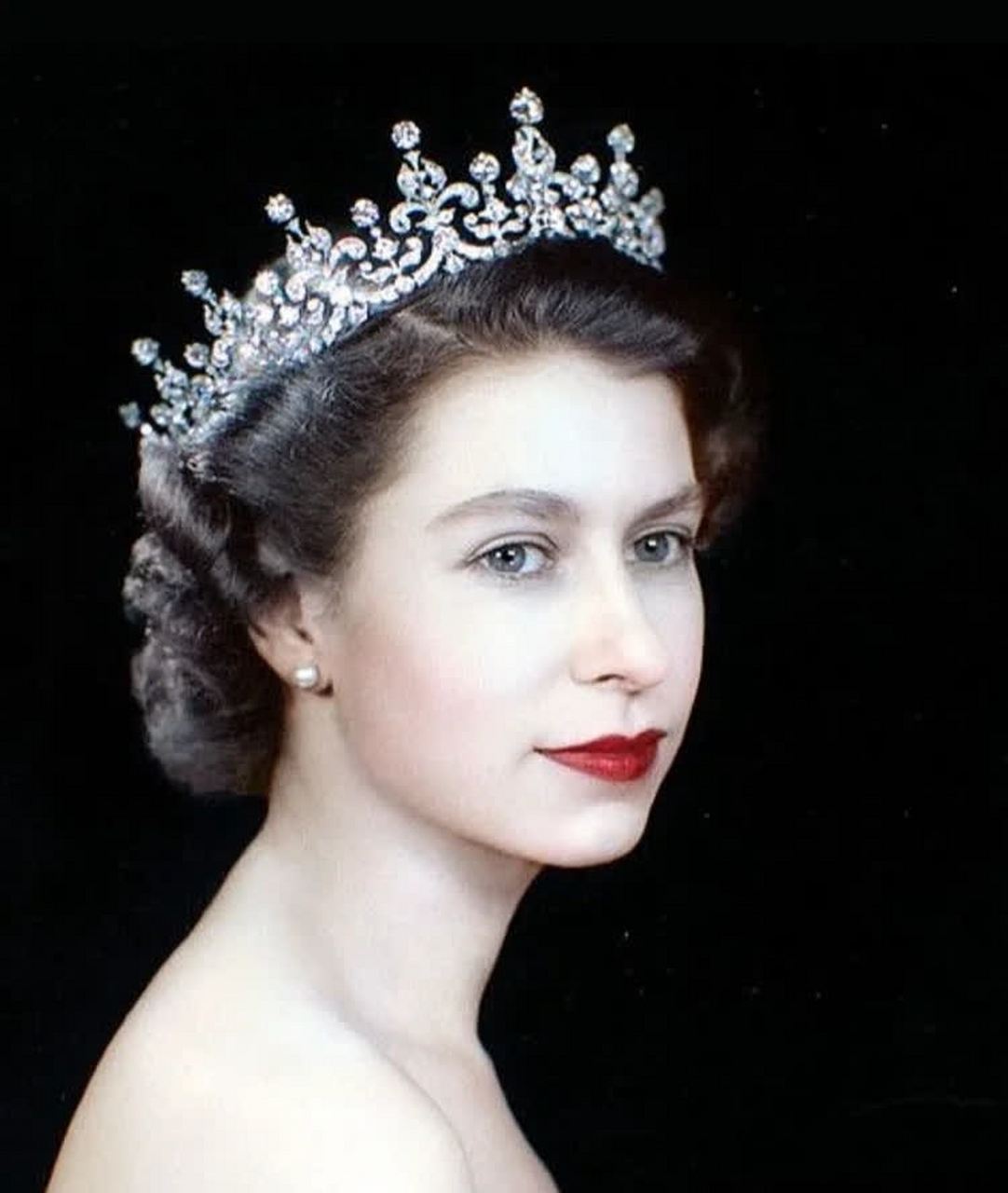 戴上皇冠的英国女王雍容华贵,雍容华贵.