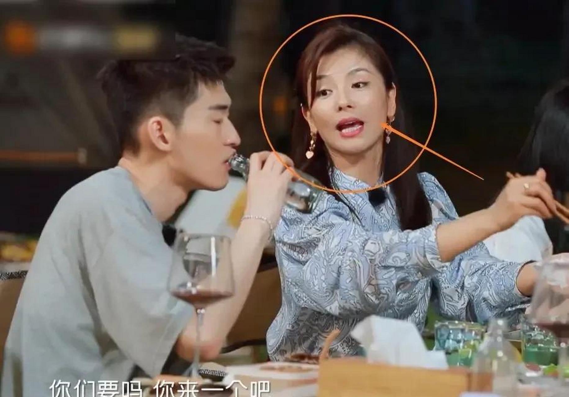 刘涛要求张馨月给每个妻子剥皮皮虾,原因张馨月说自己会剥,说来教她们