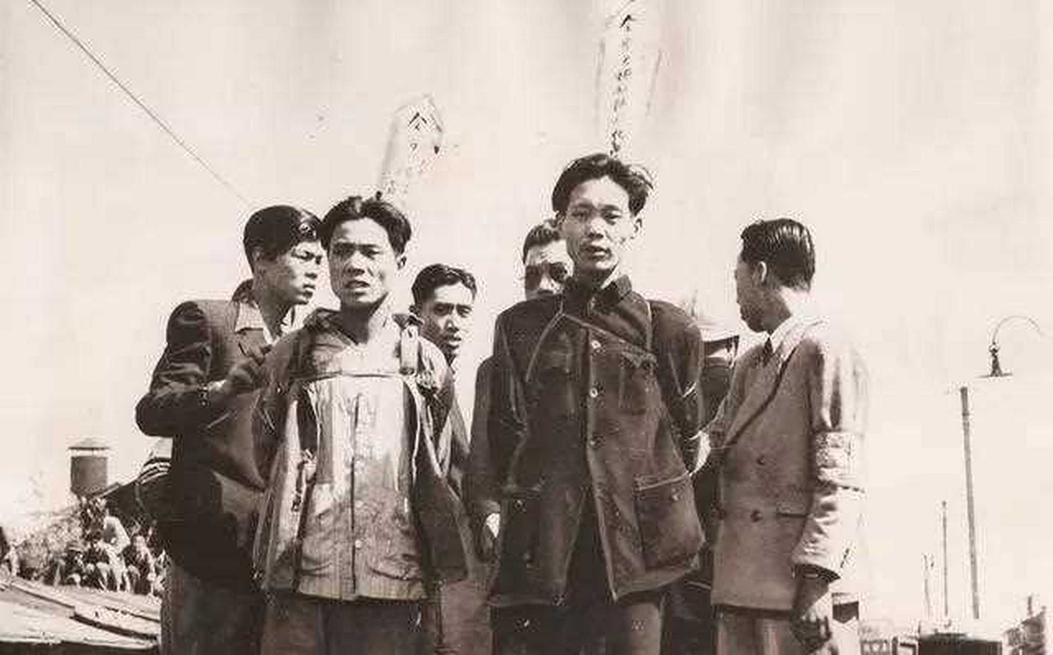 1937年12月,驻大连日寇正在召开"庆功"会,1个理发师携带双斧混入会场.