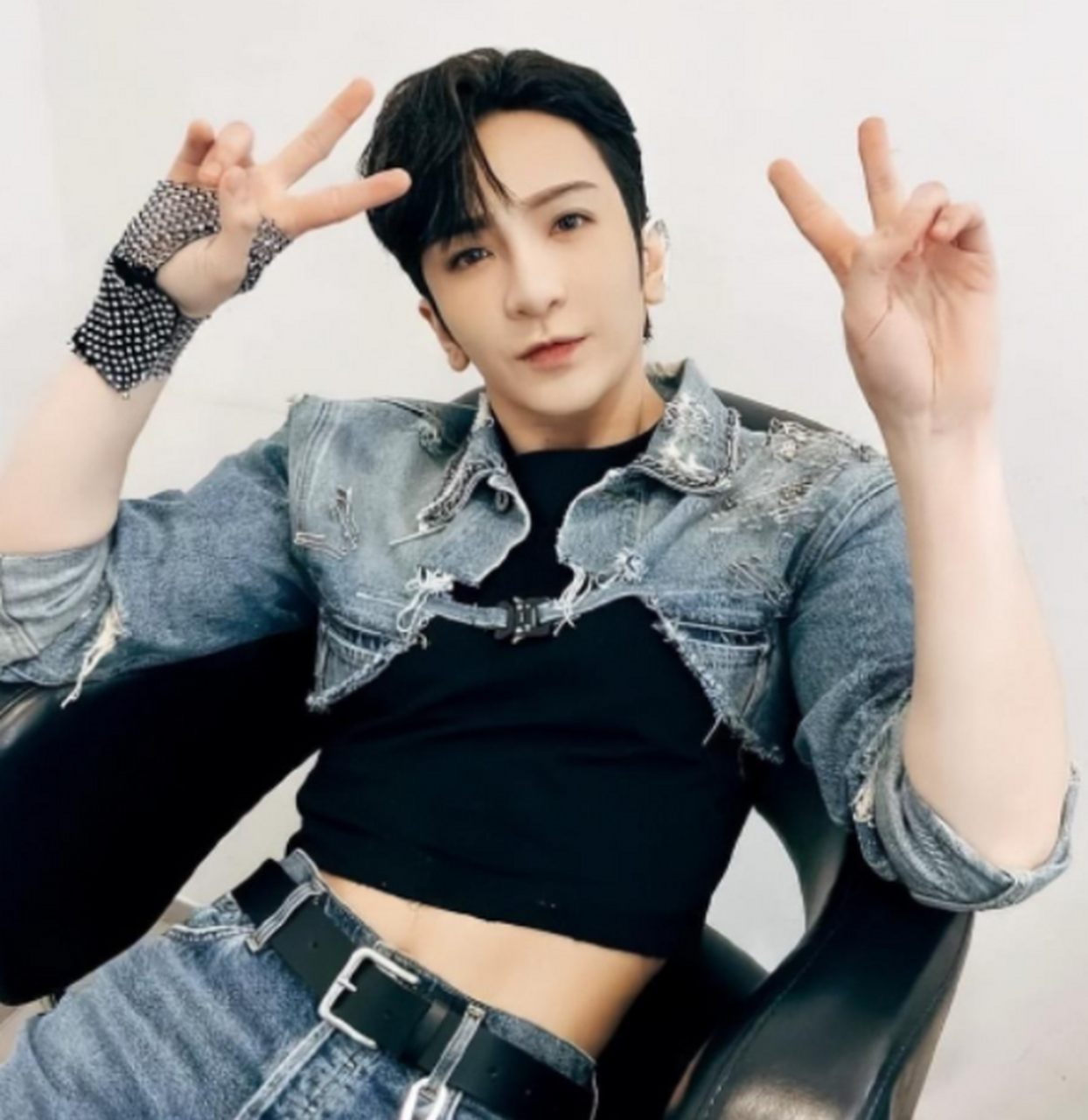 照片上的人叫卢翰霆,人送绰号"教主",他粉丝自称神徒,说古天乐都很