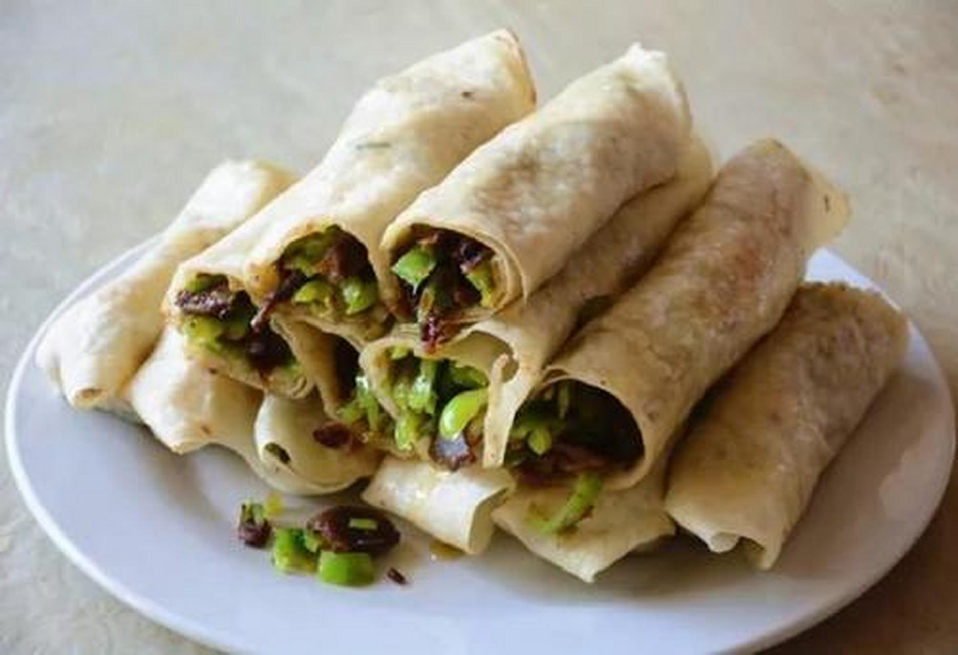 4月放肆吃#锅子饼:这个也是滨州当地比较出名的一个美食,里面的馅料