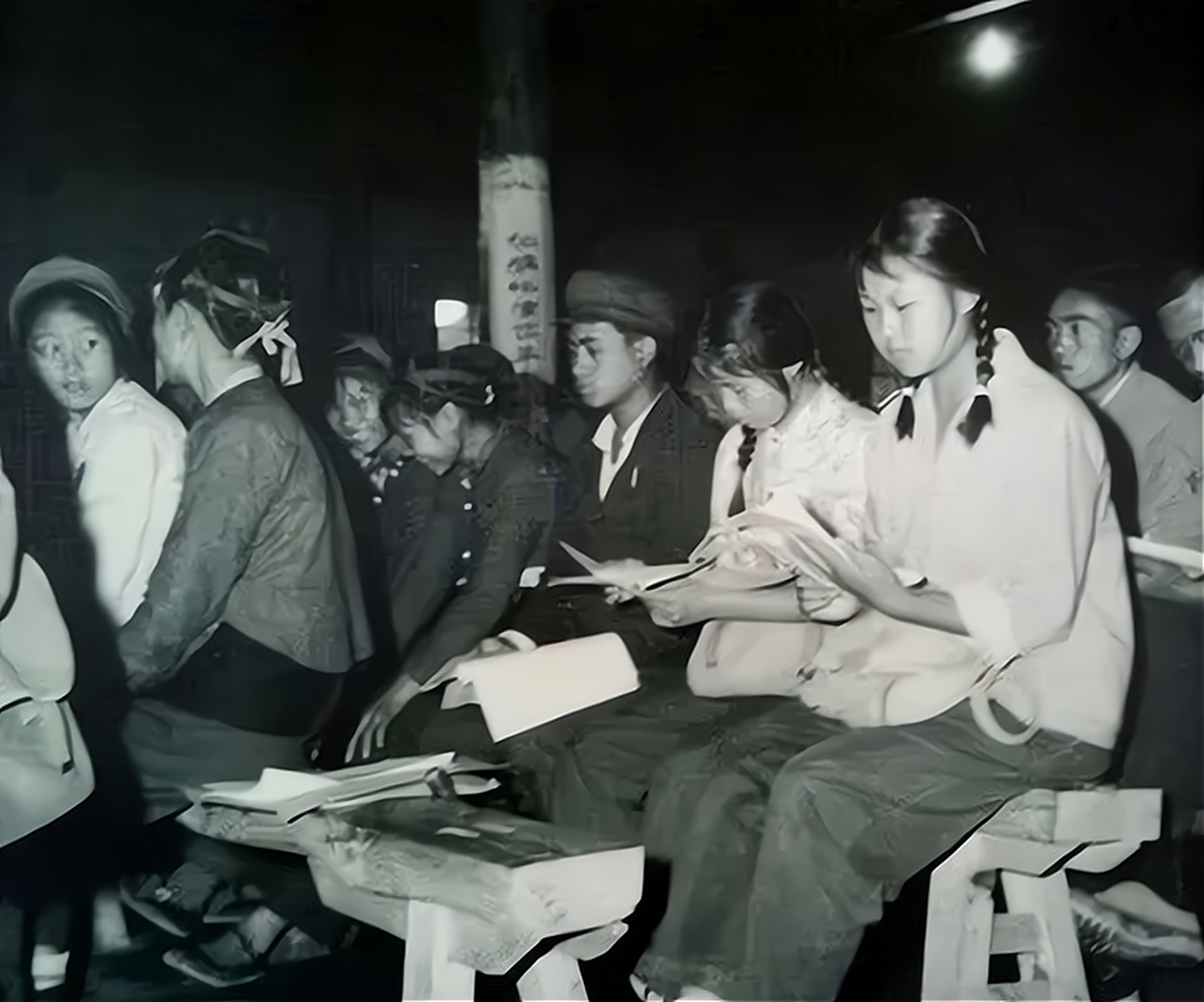 1995年,嫁给农民的女知青刘琦突然喝药自尽,临终前她说:"这段婚姻毁了