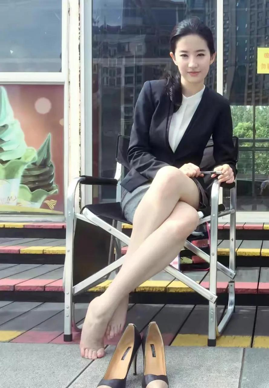 领动计划# 女星美脚照来一组: 谁的脚型好看?