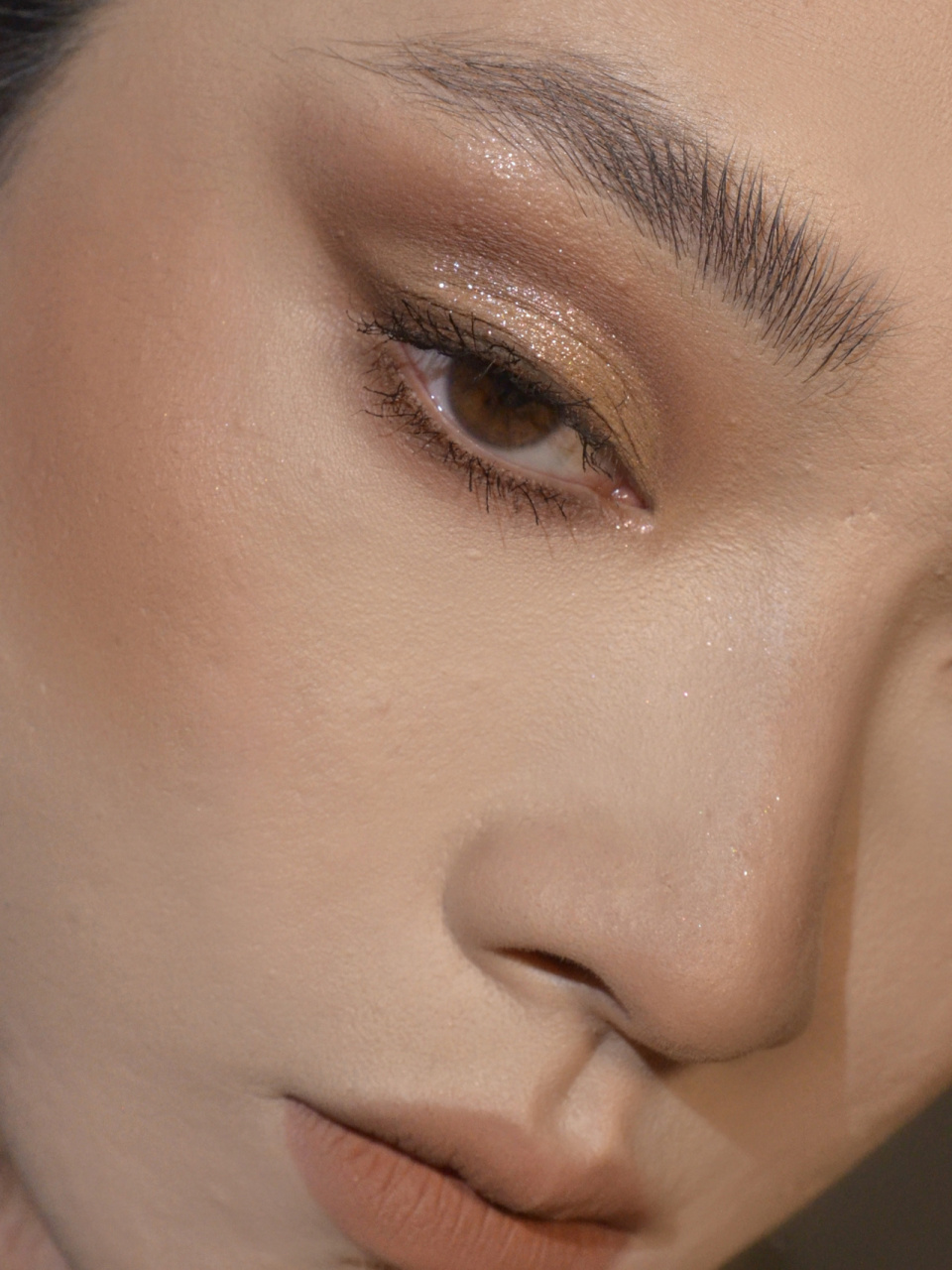 截断眼妆画法  我看很多新手都对截断式眼妆有非常大的兴趣,但是又不