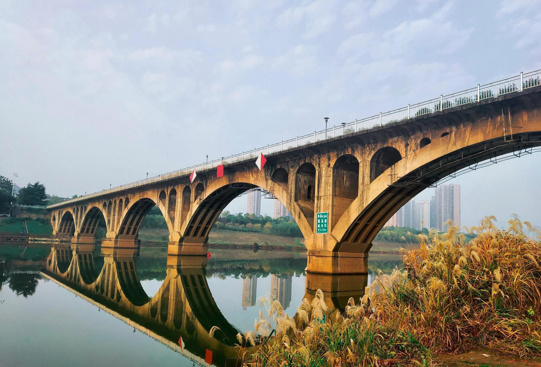以前的蒸水河在衡阳市区入湘江河的河道,弯弯曲曲,优美极了.