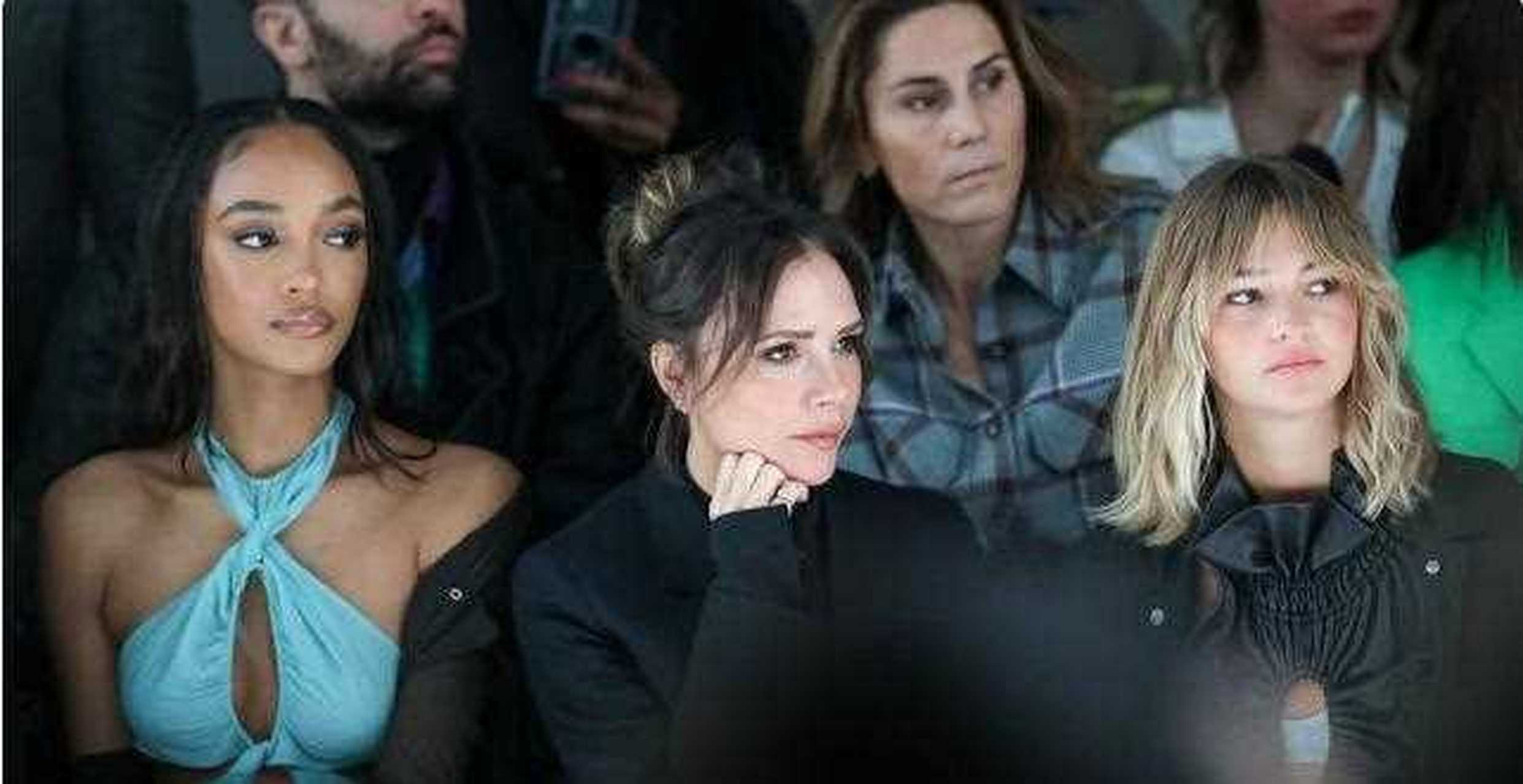 贝嫂坐在头牌看秀,罕见带着准儿媳米娅·雷根!