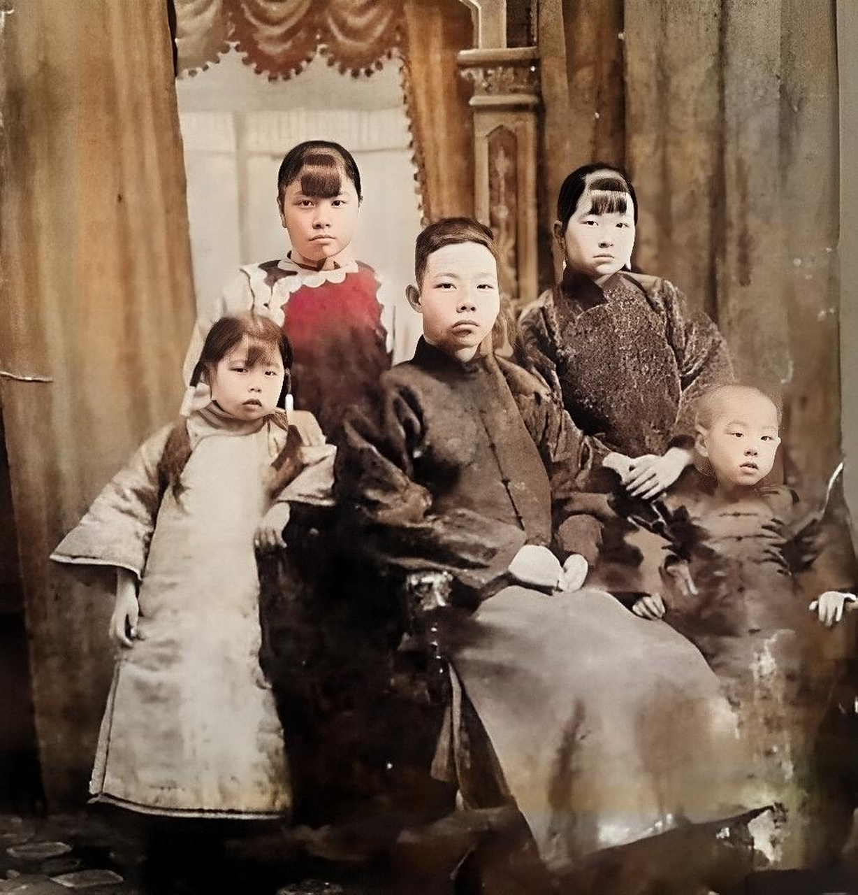 珍贵老照片中,一位地主家的少爷与他的一家子,包括妻子,妾室和孩子们