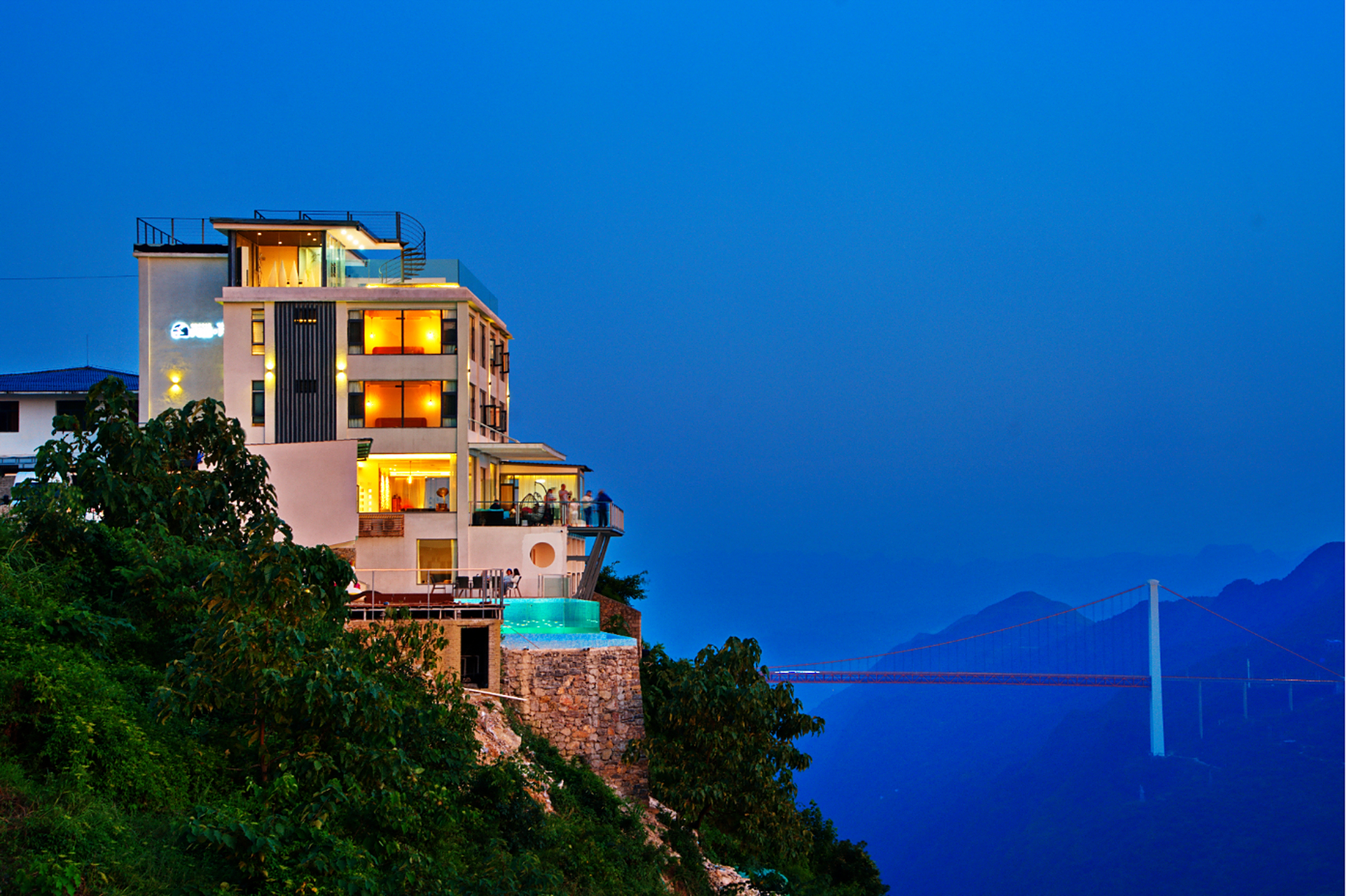 入住尧伽凡舍悬崖民宿,可遥望坝陵河大桥,正面观滴水滩瀑布,海拔近