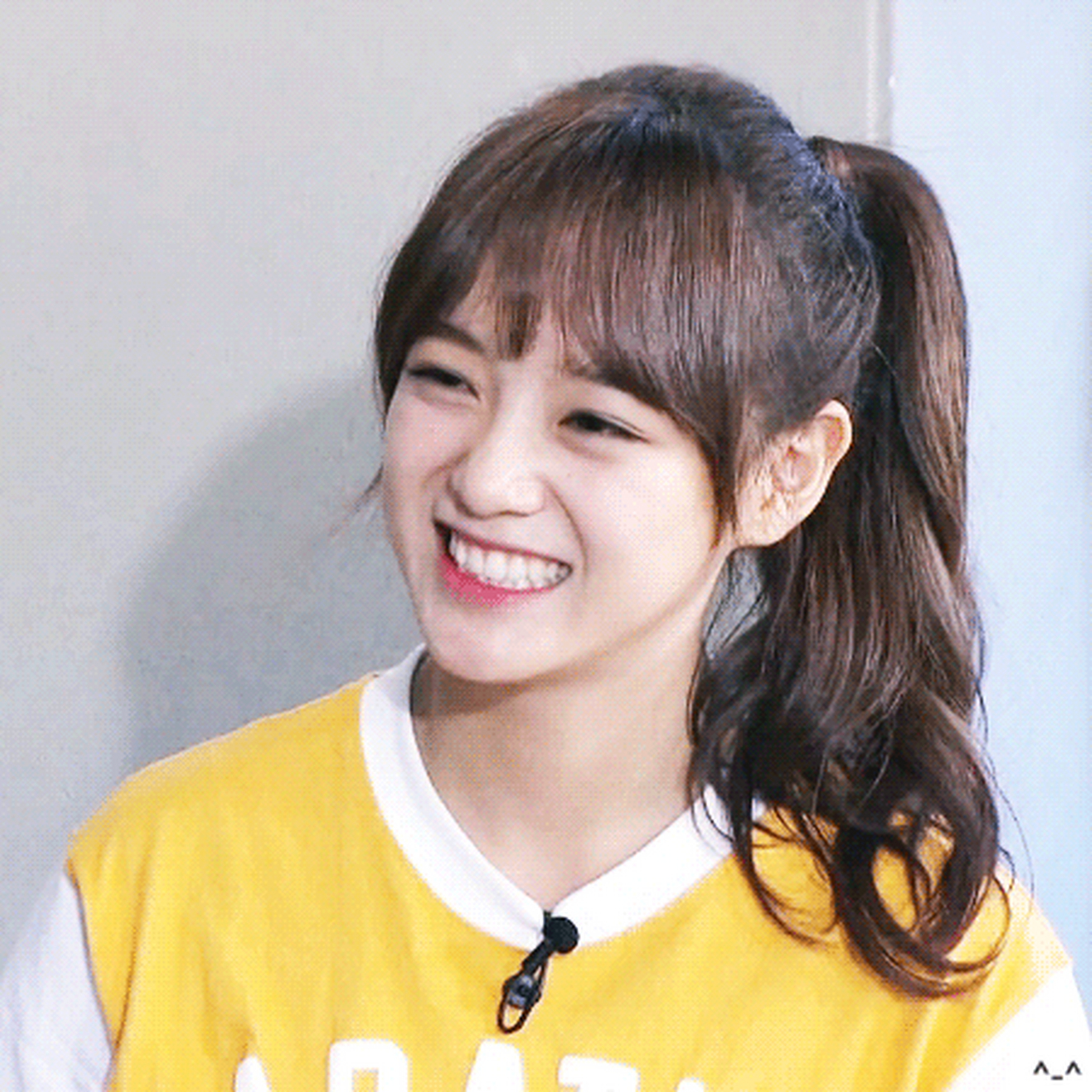 金世正浑身更是散发着少女特有的明朗多彩的魅力,不断吸引着观众的