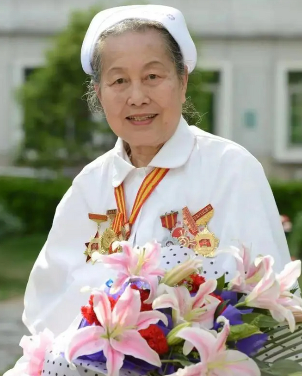 1951年,章金媛成为一名护士,从此她的生命被护理和关爱所充满.