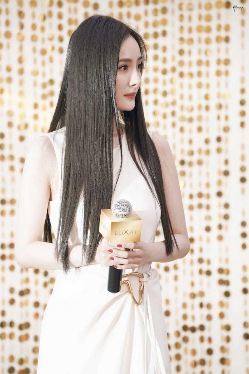 星闻#  杨幂黑长直真的绝美~ 看起来真的清纯漂亮! #杨幂