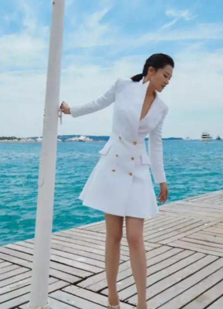许晴真"豁出去"了!直接真空穿西装裙秀身材,细腰长腿不输超模