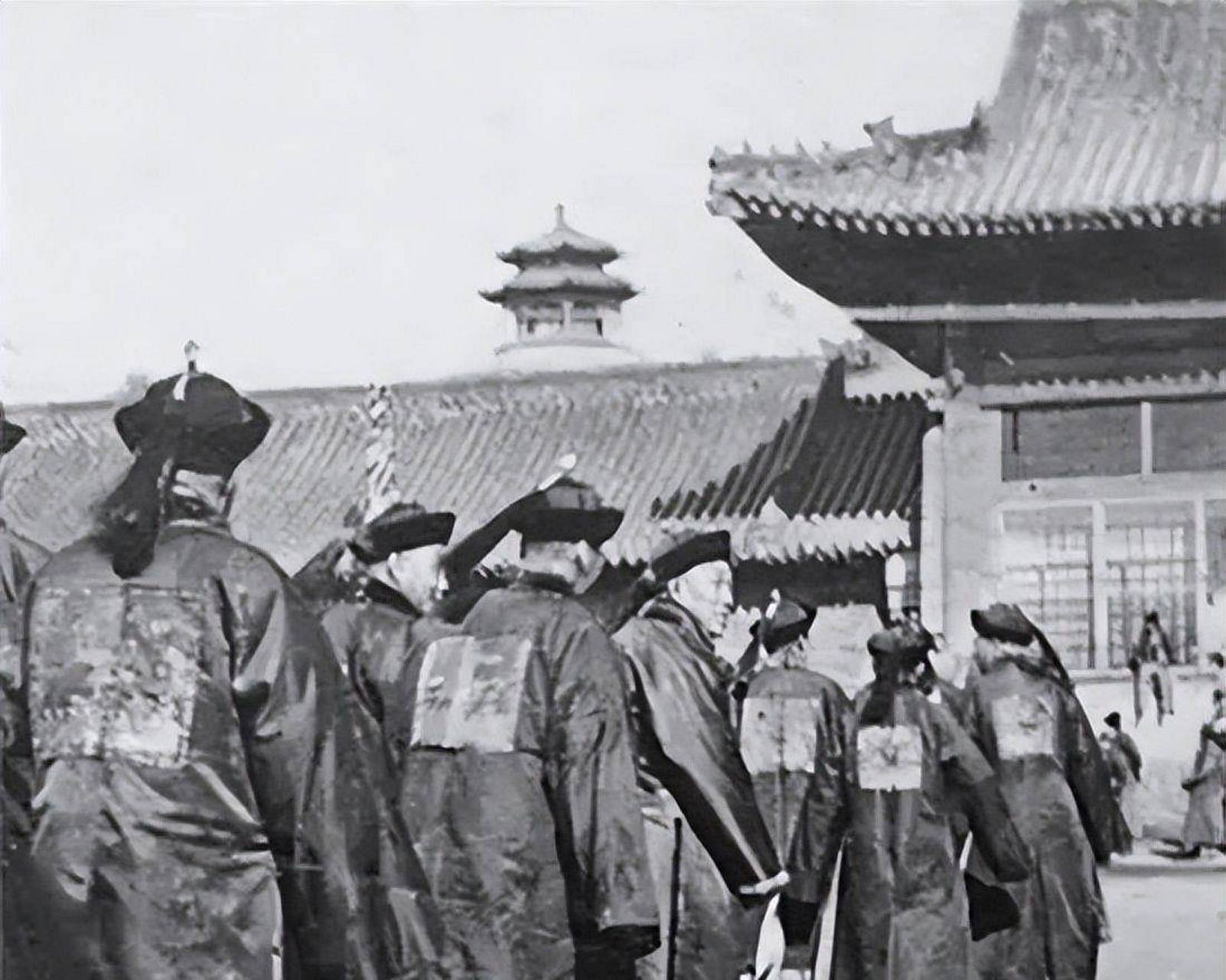 这是文武百官上朝时的场景,有没有感觉与电视剧中不一样,他们走得不太