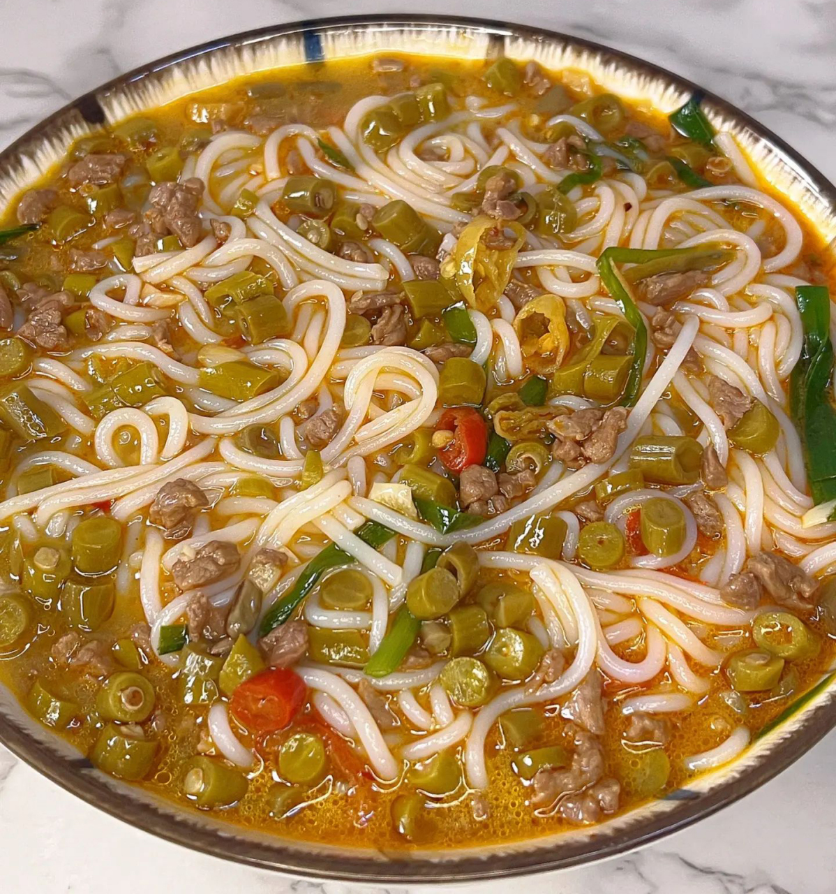 超过瘾的酸豆角牛肉米线,谁能抗拒得了,酸辣过瘾,做法简单快来嗦它!