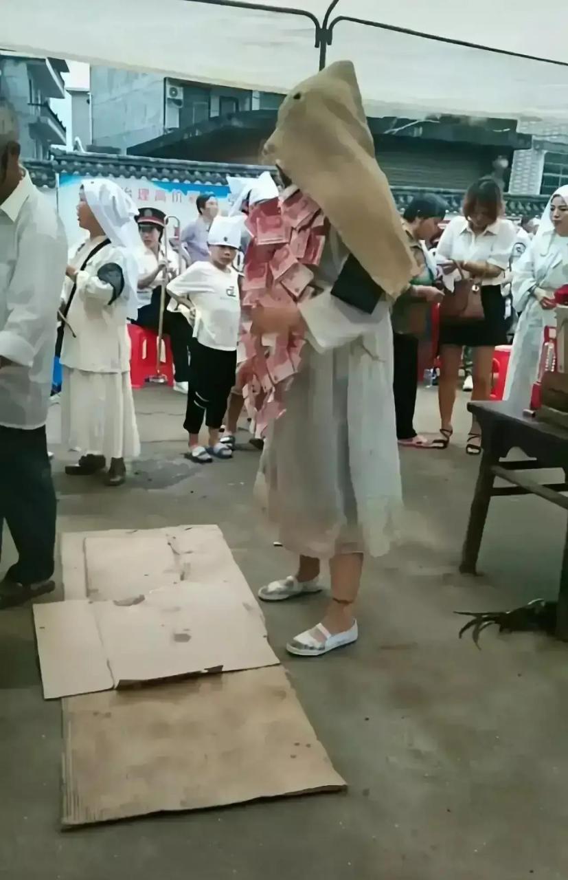 的是搞不懂这样的习俗,村里的一位老人去世了,他的家人们都是披麻戴孝