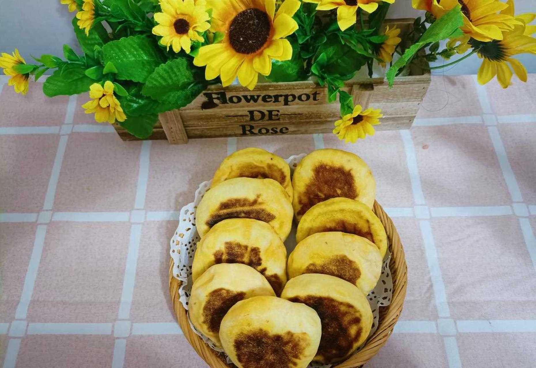 我今天学做了一款红薯鸡蛋饼,我做了两遍,做是做好,视频也拍了,但我