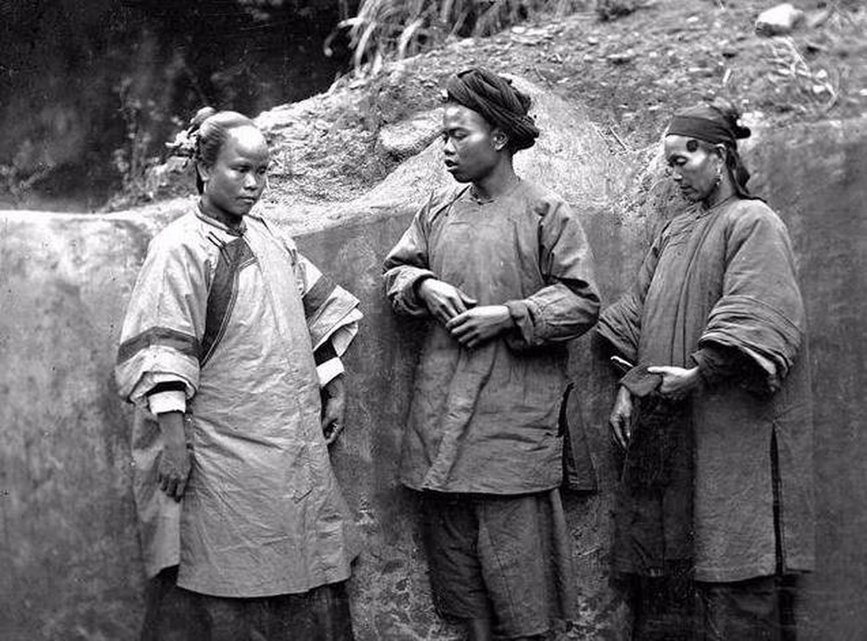 这幅图是清朝的平民百姓的生活照,图中人物的衣服都是完好如新的,应该