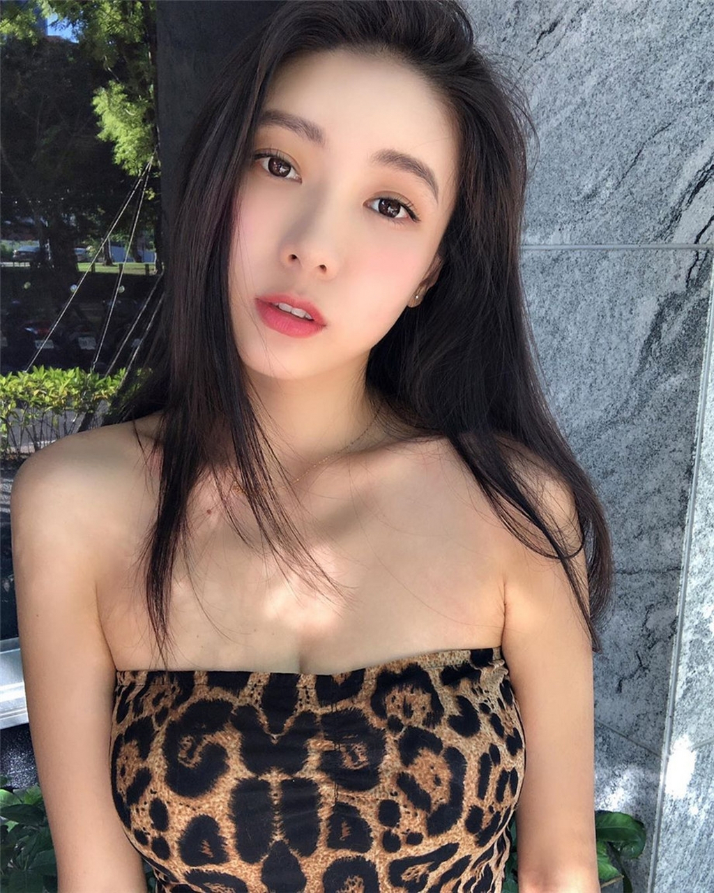 长发微笑甜妹自拍美照