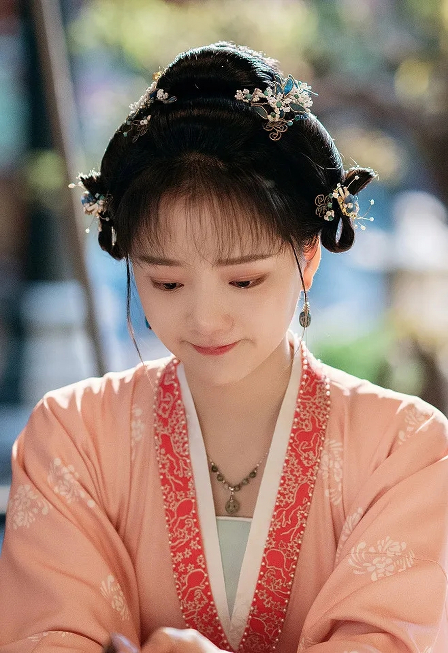 1070年,33岁的福康公主躺在床上等死,她的被子里爬满了虱子,脸上烫得