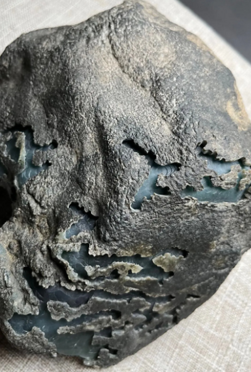 点击头像看直播##翡翠原石# 莫西沙高冰玻璃种,430克,整个脱沙,肉质