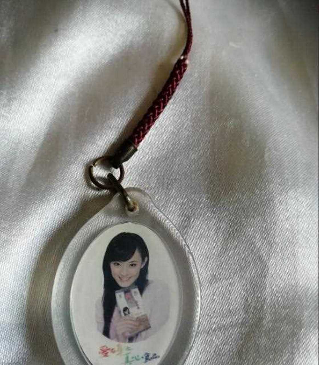 这是孙俪在二十年前为真心瓜子作代言人广告的装饰物,放在瓜子蠢镲