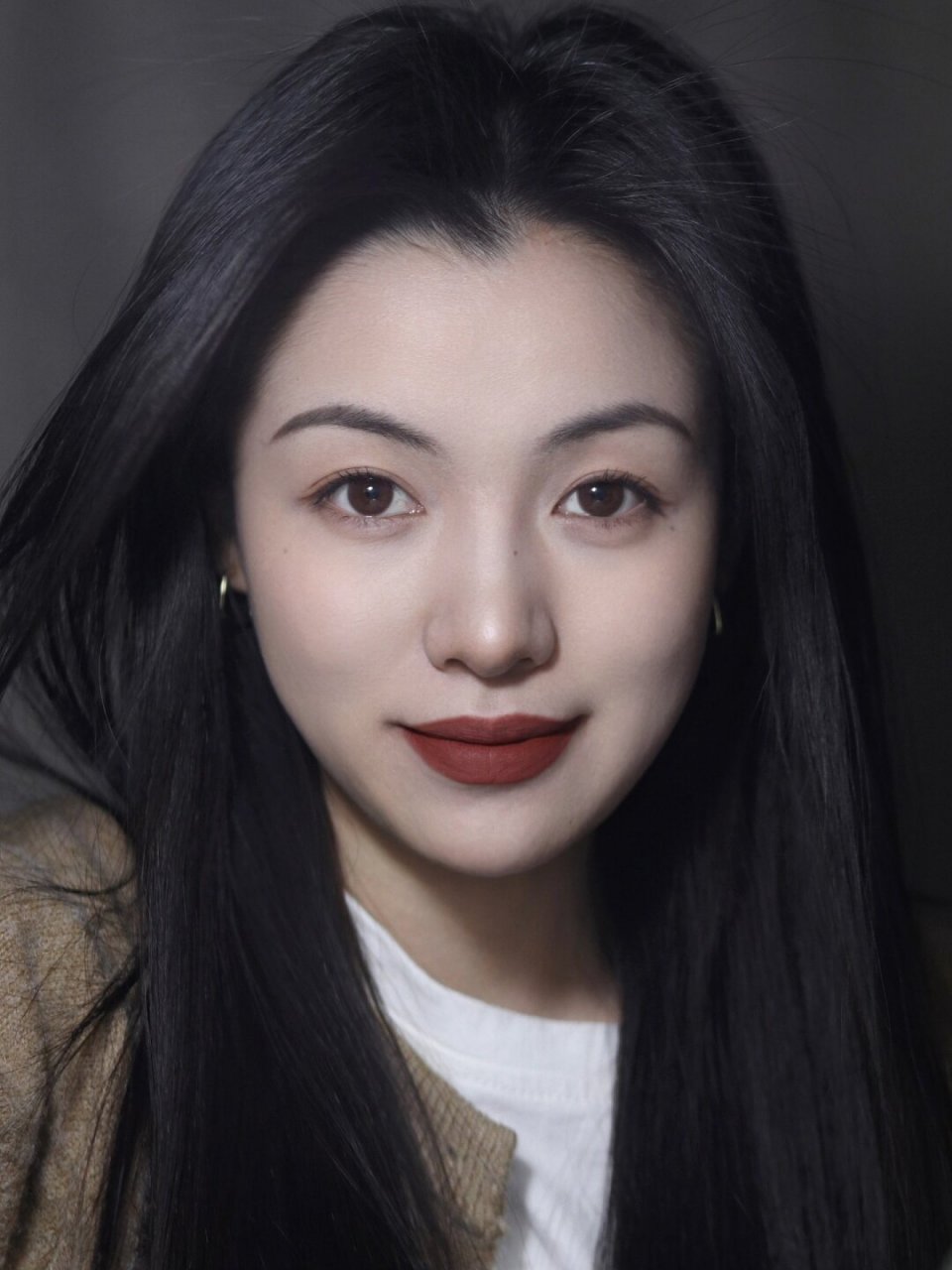 第一眼美女公式 冷艳感港风妆容  黑长直发加上红唇带来的视觉冲击力