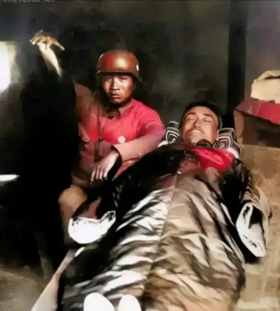 杨杰少将的遗体被士兵们小心地放在一块门板上,他的面容平静而庄严