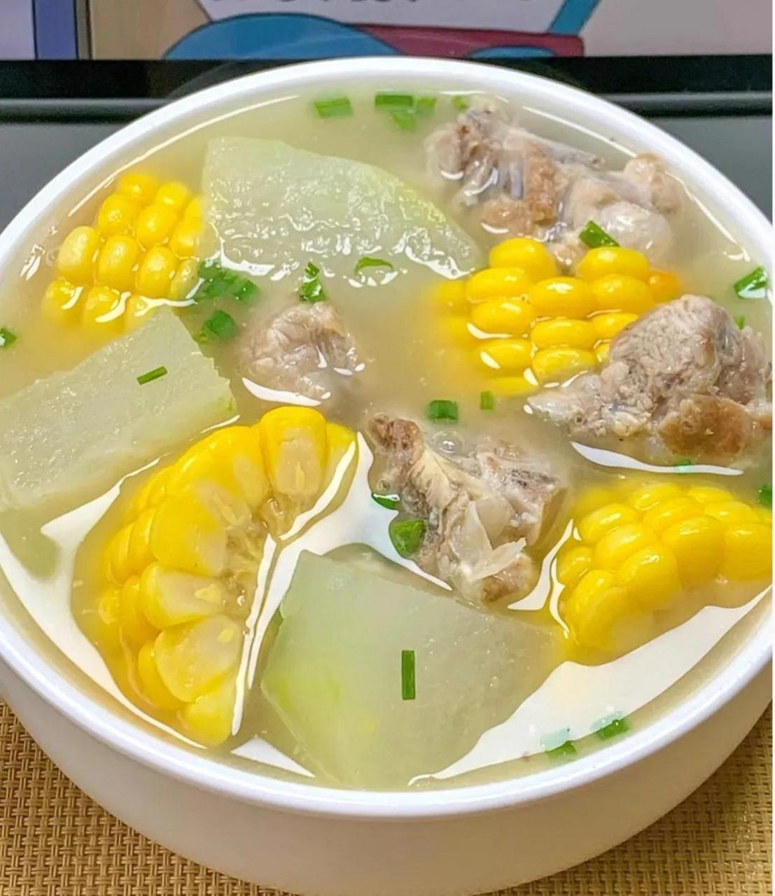 分享《冬瓜玉米排骨汤》的做法:材料:- 冬瓜:500克- 玉米:2根- 排骨