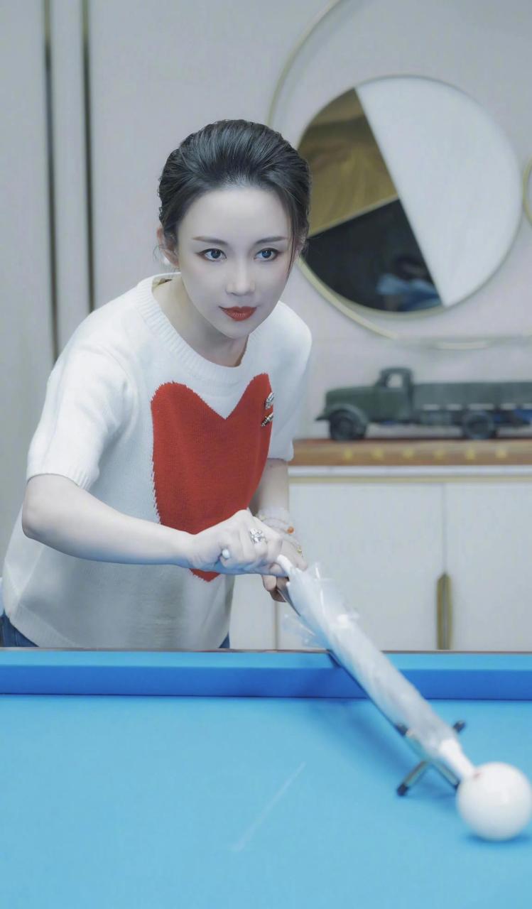 最美台球运动员潘晓婷和最美台球裁判王钟瑶 你觉得谁更好看?