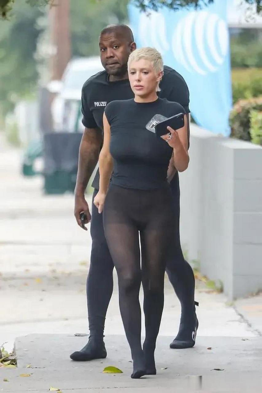 洛杉矶街头,比安卡身着时髦的无袖t恤和透视裤袜,展示了她性感的翘臀