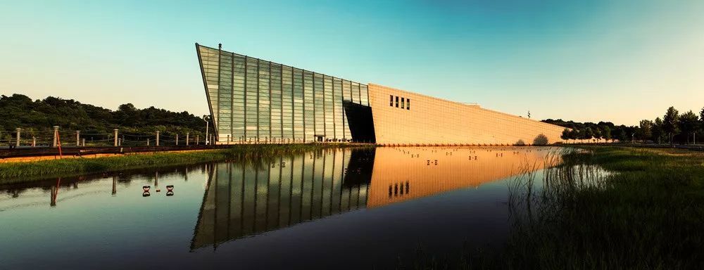 武汉市中山舰博物馆由两幢相连建筑构成,舰体陈列厅全钢结构,外形如同